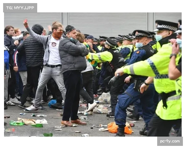 利物浦球迷抗议格雷泽家族，看台悬挂标语声援